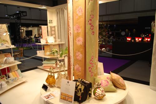 川島織物セルコンが発表した「花百様」の新テーマ「フヨウ」。約100年前のデザイン集綴織壁掛「百花百鳥」から毎年1つずつピックアップして現代風にアレンジする。 