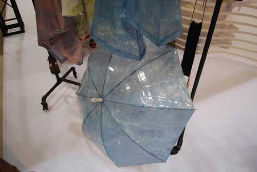 ニーディック、AKA、ゼロファーストデザインのコラボレーションによる新ブランド「Keyling」の傘に目が留まる。傘に貼られた透明感のある生地は、キラキラ輝く海の様子をデジタルプリントした南村弾氏デザインによるもの。シアー生地だが片面にビニル加工を施し傘に仕立てた。ミスマッチが面白い。同じ加工でレインコートも展開する。
