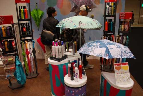 ワインボトルのような折りたたみ傘は、香港の傘ブランド「OFESS」（オフェス）の新製品。その生地をデザインしたのが、昨年の「neON」でアワードを獲得したホラグチカヨさん。カラフルでインパクトの強いデザインが、斬新なワインボトル式の傘にマッチしている。