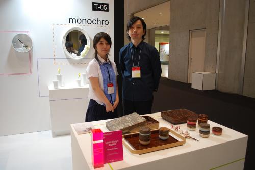 「Young Designer」デザインスタジオモノクロ／受賞理由： 日本的で革新的なデザインが良い。 日本の伝統工芸を生かしながら２つの違ったマテリアルを使用している所が美しい。