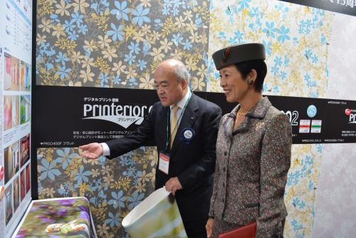 高円宮妃殿下によるデジタルプリントエリアの視察。妃殿下が撮られた写真をデジタルプリントした壁紙を披露するリンテックサインシステム