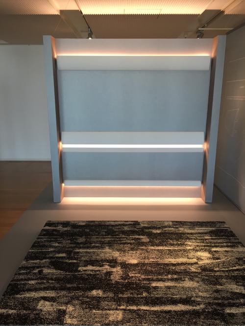 サンゲツ「process ＃100」。100の言葉から受けるインスピレーションをもとにデザインした床材の新ブランドの「SUMI」と、世界的テキスタイルデザイナー、ウルフ・モーリッツが壁面デザインに取り組む「Antonio」。