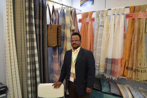 CO-optex International社　インド南部のタミル地方の生産者団体。約8万名の生産者とネットワークを結び、ハンドメイドのカーテン、ベッドスプレット、ショールなどを生産する。インド国内に約200店の販売網を整備する他、ヨーロッパを中心に輸出も積極的に行う。ハンドメイドのためデザインは柔軟に対応する。