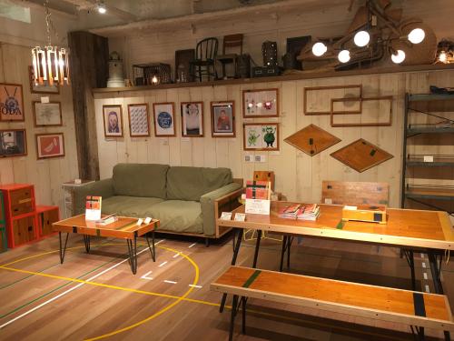 ACME Furnitureによるプロダクト