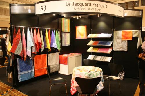 Le Jacquard Francais（フランス）……日本でもおなじみのテーブルリネンの世界的ブランド。2014年春夏の最新コレクションを紹介した。テーブルリネンはニッチな世界であり、今後はバス回りなど新規分野への可能性を模索しているとのことで、今後が楽しみ。