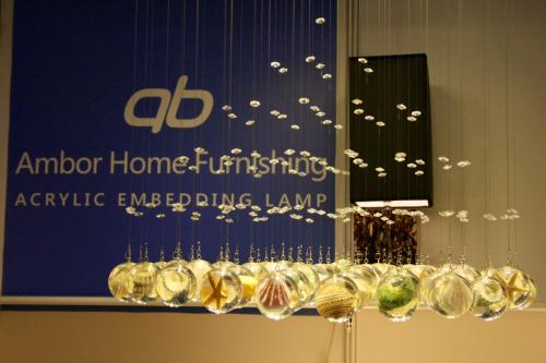 Amber Home Furnishing 様々なモノを封じ込めたアクリルを使った照明