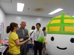 説明を受ける大槻社長