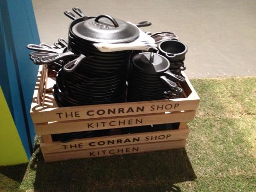 「THE CONRAN SHOP KITCHEN」は、米国のスタイリッシュな鋳鉄製クックウェア類ブランドLODGEとコラボ、スタイリスト茂木雅代氏によるハーベストをテーマにしたダイニングを提案した