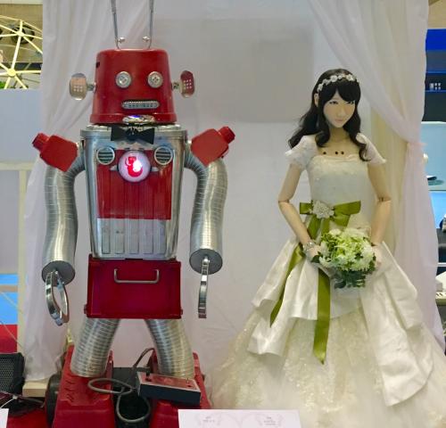 ロボットどうしの結婚式。おなじみ明和電機のインスタレーション