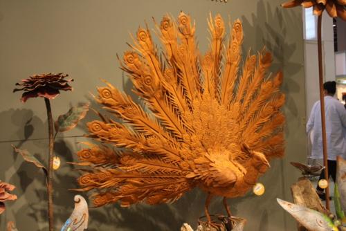 中国のYILONG(HOTANT)CRAFTS。鉄や流木を使って動物や鳥、植物を表現したアートピースが圧倒的。すべてワンオフもので、撮影禁止のところ、無理に撮らせてもらった。同社は「FAUNEPROS」「METALIFE」のブランドで展開。今後は日本の展示会にも出展してみたいとのことだ。