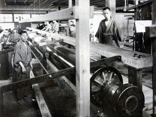 大きな織物を織りたいと考えた甚兵衞は織機を改良し幅約18mの織物が織れる「綴織大機（つづれおりおおばた）」を完成させた（1903年頃）