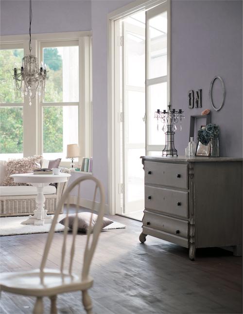 リリカラ（LL5153）：グレーの家具やオフホワイトと合わせれば、上品でエレガントな部屋に。