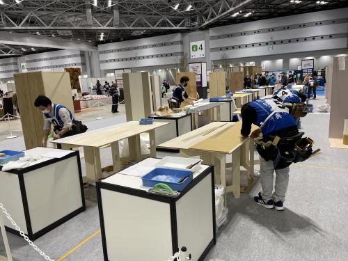 「内装仕上げ施工競技大会」の様子