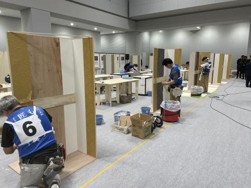 「内装仕上げ施工競技大会」の様子