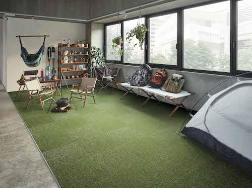 オフィスや店舗などの空間におすすめの リアルな表情のタイル型の人工芝を発売