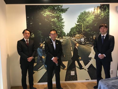 左からトキワ産業の綱島純慈氏、カスタムエージェントの今 井和彦社長、佐藤真也取締役