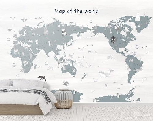 アニマルワールド（ブルーグレー）デジタルプリントならではの大柄を活かした壁一面の世界地図のデザイン