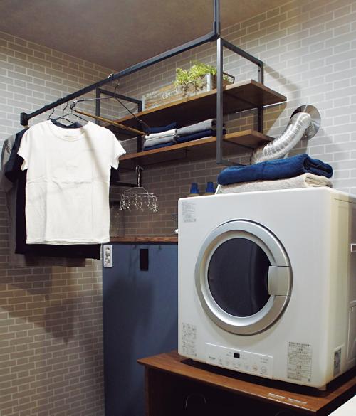 ランドリーバーとして設置<br>共働き家庭の増加やPM2.5、花粉症対策などで洗濯物を室内に干す人が増えている。ハンギングバーをランドリーバーとして設置することで、空間を有効に使いつつ、日々の洗濯や家事を効率化できる。