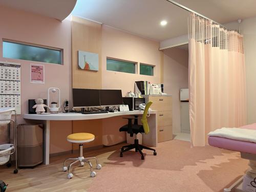 柴崎レディースクリニック　診察室は、優しいピンクが基調になった温かみのあるインテリア
