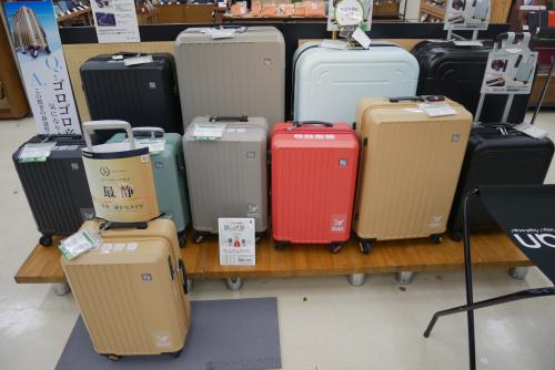 渋谷ハンズのスーツケース売場。大型タイプが売れ筋。静音 タイプのキャスターも人気