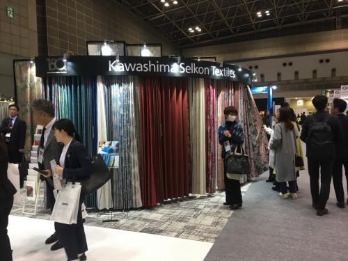 <b>川島織物セルコン</b><br><br>今年創業180周年を迎えた同社は、トレンドエリア「インテリア・トレンド・スクエア」内に出展した。今回は、同社が長年探求してきた「記憶に残る、織と美。」をテーマに、ハウスデザイナー本田純子氏による、日本の四季にインスパイアされた、「Sumiko Honda」ブランドのファブリックコレクション最新作「光をあつめて　影ひかる」をはじめとする各シリーズや、同社の工場で糸を染め、手仕事で作り上げ、さらに高機能加工を施したウールラグコレクション「KOTOSOME」などを紹介した。