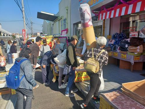 カーペット売り出しで賑わう専門店（昨年11月）