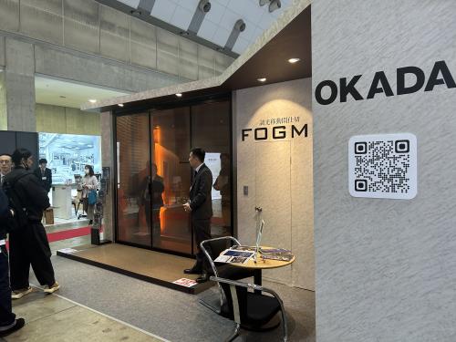 　岡田装飾金物は、調光移動間仕切「FOGMO（フォグモ）」を出品。「FOGMO」は調光フィルムの機能により、電源の操作で瞬時に「透明（ON）」⇔「不透明（OFF）」を切り替えることができ、透明で広々とした室内空間の演出や、不透明でプライバシー空間を創ることが１つの移動間仕切で可能となった画期的な製品である。