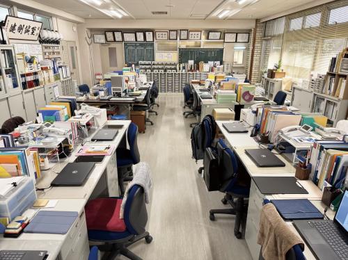 名新学園の職員室