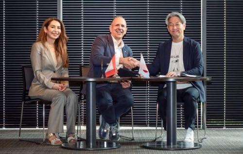 調印式の様子 左：Salehy 氏、中：Knapp 氏、右：八重島