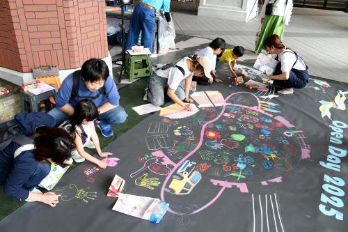 黒板壁紙「Blackboard」を用いたアートイベント「チョークアートで学ぶ SDGs」を実施