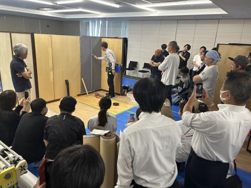 講師の施工実演
