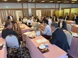 床材チームの議論の様子