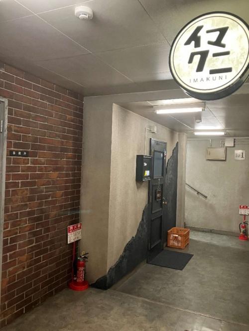 レトロスナックイマクニ店　外廊下の床材