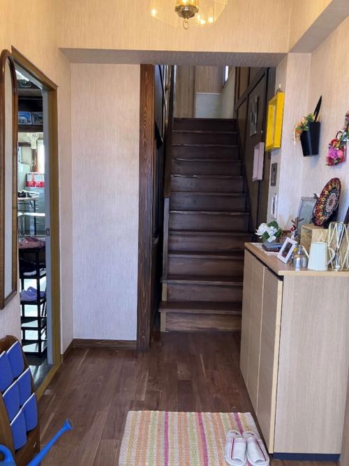 高木塗装ガレージ玄関＋2階踊り場　壁紙と床材
