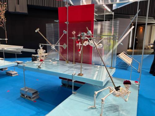 あらゆるものを仮設的に接続するためのクランプシステムを使って空間を再構築したALL CLAMP