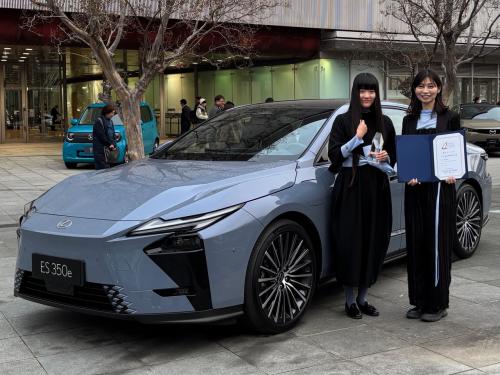 準グランプリ：トヨタ自動車（株）「LEXUS ES」