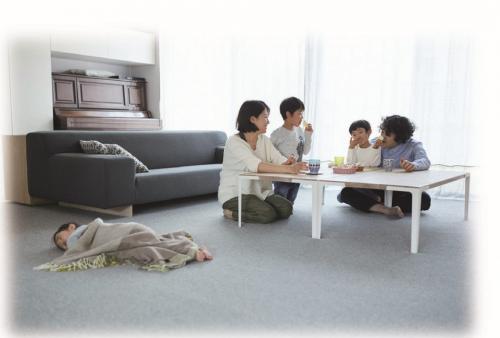 カーペットの上で家族団らん