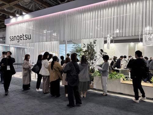 ■サンゲツ<br>今回のテーマは「共鳴RESONANCE―響きあう空間を、サンゲツマテリアルが調律する―」。人と空間が心地よく共鳴しあい、心身が調律されていくマテリアルを紹介。①自然と共鳴する/紙・土・貝殻などの天然素材をこだわりの技術で仕上げた壁装材。②ソトと共鳴する/ウチソトをボーダレスにし、空間の可能性を広げるエクステリアとセラミックタイル。③感性と共鳴する/作り手と受け手の感性が響き合うデザインストーリーやカラーを持つマテリアル。④社会と共鳴する/「誰もがやすらぎと希望に満ちた空間を創造する」ことを目指した商品や活動を紹介した。