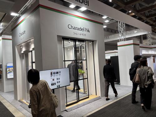 ■ニチベイ<br>「しあわせを紡ぐインテリア空間 ~未来を彩る モノとコト~」をテーマに、2025年モデルチェンジした店舗・オフィス・住宅用間仕切り「シャレード・シャレードタスク」や、遮光生地を追加した調光ロールスクリーン「ハナリ」をはじめ、住宅向けからコントラクト向けまで幅広く展示した。中でも、集合住宅で人気の間仕切り「シャレード」では他社にないウッドルーバーをラインナップ。また「シャレードタスク」は、開閉時に先頭のパネルを操作すると、2枚目以降も連動して同一方向にスライドする連結アームが独自の特徴とのこと。