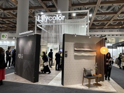 ■リリカラ<br>ホタテの貝殻を再利用しつつ、ビニル壁紙同様の施工性があるサステナブルな壁紙「バイオシェル壁紙」(バイオマスマーク認定)や、“伝統と変容Tradition and Transition”をコンセプトに、最新トレンドを反映して来年発売が予定されているオーダーカーテンの新見本帳「FD」などを紹介した。中でも、「FD」の「耐ネコレース」がユニークで来場者の注目を集めた。「耐ネコレース」とは、猫の鋭い爪で穴が生地に空けられても、左右や斜めに引っ張るなど、手で直すことが出来るというセルフリペア機能が特徴となっている。