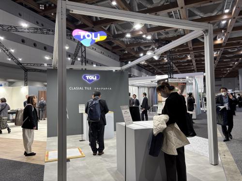 ■東リ<br>ブースでは、2025年度に発売した新製品として、遮熱性・防滑性などプールサイドに求められる機能を備えたビニル床材「NS遮熱ガーデント」「NSシート NS800」、カーペットでは「GA-3600 サスティブバック」「プライムクラス」、壁装材の「リアルデコ」、幅広いテーストの商品を収録した住宅用オーダーカーテン見本帳の「fuful(フフル)2025-2027」のほかに、ピールアップ形接着剤で既設の床に重ねて貼れる、仕上がりがフラットである点が特徴で、住宅リフォームにおすすめの簡単リフォーム床材「クラシアルタイル」などを展示した。