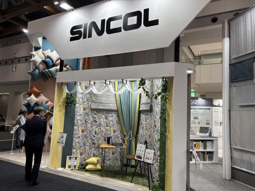 ■シンコールインテリア<br>「空間に“アイデア”をプラス」をテーマに、今年発表された壁装材「BEST」、オーダーカーテン「abita zione」、タイルカーペット「SQ PRO」を中心にブースを展開。それぞれの商品を用いて、インテリアスタイリングプロの中島淳子氏(サンアベニュー)、山嵜俊彦氏(三愛)、岡本亜希子氏(アンサンブル)の提案によるコーディネート展示を訴求した。また会期中には、スタイリングプロの三氏と一緒に、コーディネートのポイントやブースの見どころ、さらに新商品のポイントをインスタライブによって配信した。
