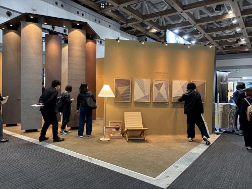 ■ルノン<br>壁紙は「NORDIC Board®Produced by ACTUS」「クラフトライン®」、襖紙は「ルノン凜」、3M™製品は「ダイノック™ フィルム」を出展。アクタスの監修による「NORDIC Board®Produced by ACTUS」は、曇りがちな日々、短い日照時間、長く暗い季節の中で、淡く微妙な色彩を見分け、自然のカラーパレットから繊細な色とテクスチャーを取り出す北欧の人々の目に映る、オークやウォールナットなどの木の家具や、麻や綿、ウールなどの自然素材と調和する上質で落ち着いた空間を提案するコレクションとなっている。