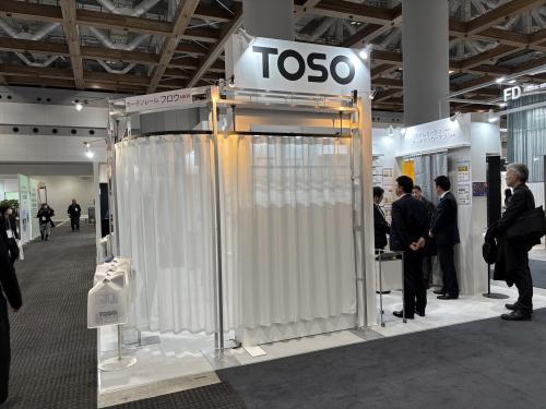 ■トーソー<br>今回は、「with Curtains2025」(3 面別項)と2 ブースで構成。トーソーの企業ブースでは、「WITH_空間をより美しく 目指すは名脇役」をテーマに今年6月に発売された、紐を引くだけで操作出来る“らく速操作”が特徴の「ベネウッドスマートグリップ」や、7月発売のカーテンレールを中心に、スマホで操作出来る住宅向けコンパクト電動レールなど窓回り製品の魅力を紹介。さらに、着脱可能でインテリアに馴染むデザイン性が特徴のランドリーバー「LB-1」を加え、住空間をより豊かにするトータルな提案を展開した。