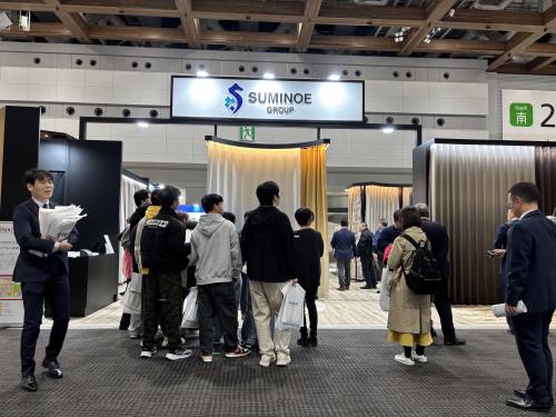 ■SUMINOEグループ<br>今回は、「あらゆる空間に、イノベーションを。」をテーマに、SUMINOE GROUP として、㈱スミノエ インテリア プロダクツとルノン㈱の合同出展ブースを展開。スミノエ インテリア プロダクツでは、新作「mode Sカーテン」、「DisneyHOME SERIES」、「PEANUTS™」、オーダーラグシリーズ「Epilogue」、水平循環型リサイクルタイルカーペット「ECOS®」iD シリーズを紹介した。またNIF 主催者企画「環境への取り組みコーナー」でも、グループのSDGsへの取り組みを紹介した。