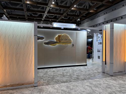 ■川島織物セルコン<br> テーマは“Radiance & Textile―光が織りなす空間―”。最上級ファブリックコレクション「Sumiko Honda」のアートワークや、10月発売の「Morris DesignStudio」の新作を出品。世界三大デザイン賞のひとつ「Red Dot DesignAward 2025」を受賞したラグや、新作タイルカーペットも紹介。光の在り方と織の質感が響き合う空間を通して、テキスタイルがもたらす新たな価値を提案した。またインテリアトレンドスクエア内では、大阪・関西万博の迎賓館に協賛し、同社が制作した一般非公開のタペストリーを特別展示した。