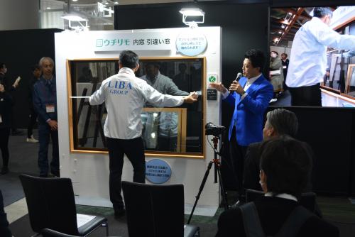 ■YKK AP×WTP×LIBA GROUP<br>3年連続で三者合同出展し、「先進的窓リノベ2025事業」に対応した「窓リフォーム」を引き続き紹介した。YKK APからは、既存窓枠が最小47ミリでも設置可能にした新商品「ウチリモ 内窓」が提案された他、施工実演を1日4回実施した。インテリア専門店でも簡単に施工が可能な点をアピールすべく、施工実演はLIBA GROUPが担当した。 この他、LIBA GROUP会員をパネラーに迎えて「窓リフォーム」「窓装飾プランナー」をテーマにしたパネルディスカッションを連日実施、現場の生の声を伝えた。