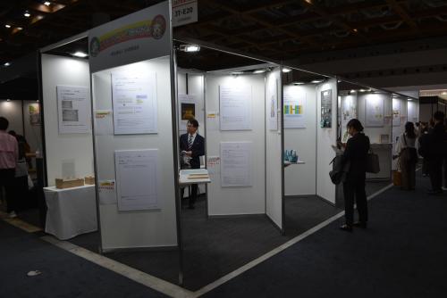 ■日本壁装協会<br>日本壁装協会では、「夢のある未来に向けた壁紙の提案」をブーステーマに掲げて、会員各社が現状の枠にはまらない、未来に向けた壁紙デザインを提案した。承知の通り壁紙は、建築基準法の規定で商業施設やホテルなどでは厳しい防火基準が設けられている。またシックハウス対策も不可欠になる。そのため製造方法やデザインにも一定の制約が設けられることになるが、今回の展示では、そうした規制を一切考慮せずに、鏡に変わる壁紙など自由な発想によるユニークな壁紙案がパネルで多数紹介された。