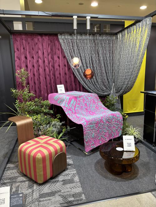 ■JAFICA<br>「JAPAN Home Show &Building Show 2025」の「商店建築」ブース内で、「地球を彩るエシカルインテリア」をテーマに展開。デザインは、藤野充子、大河原さおり、五位淵富子の各氏が担当。天然素材や再生・アップサイクル素材を使い、フェアトレードや地域の活性化にも取組み、日々の生活を大切にすることで、「環境負荷の軽減・社会貢献・耐久性と再生可能性」といった固苦しい表現を［インテリア］というフィルターで楽しく、地球環境に優しく、同時に自身の暮らしも豊かに美しく彩ることを提案した。