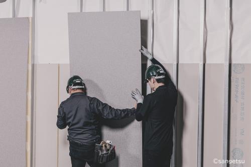 【施工風景】壁紙の下地処理（パテ処理）不要、壁紙パネル「イノパネル」が実現する、「工程を減らす」という新しい現場のカタチ